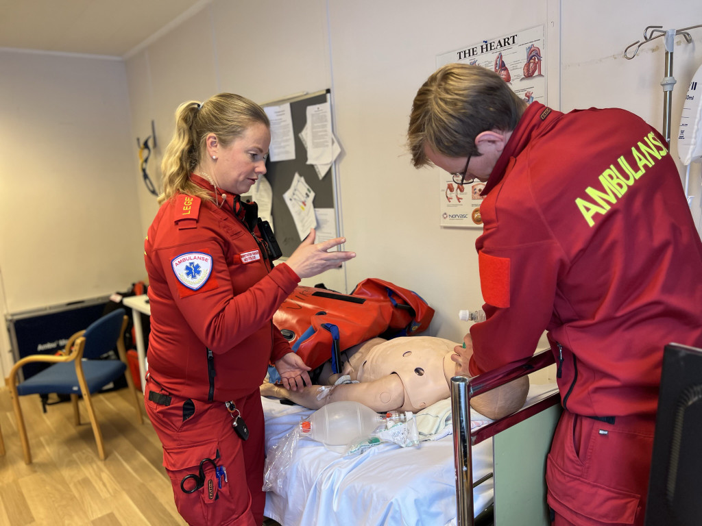 Anestesilege Margrethe von Tangen trener medisinsk simulering sammen med LIS1-lege Erlend B&oslash;hn Breie. Foto: Caroline Ulvin&hellip;