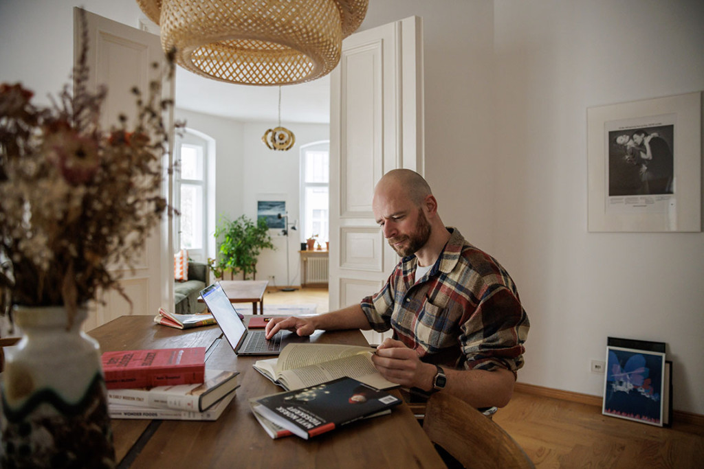 I SONEN: Medisinhistorikeren jobber godt p&aring; hjemmekontor i Berlin. Foto: Gordon Welters