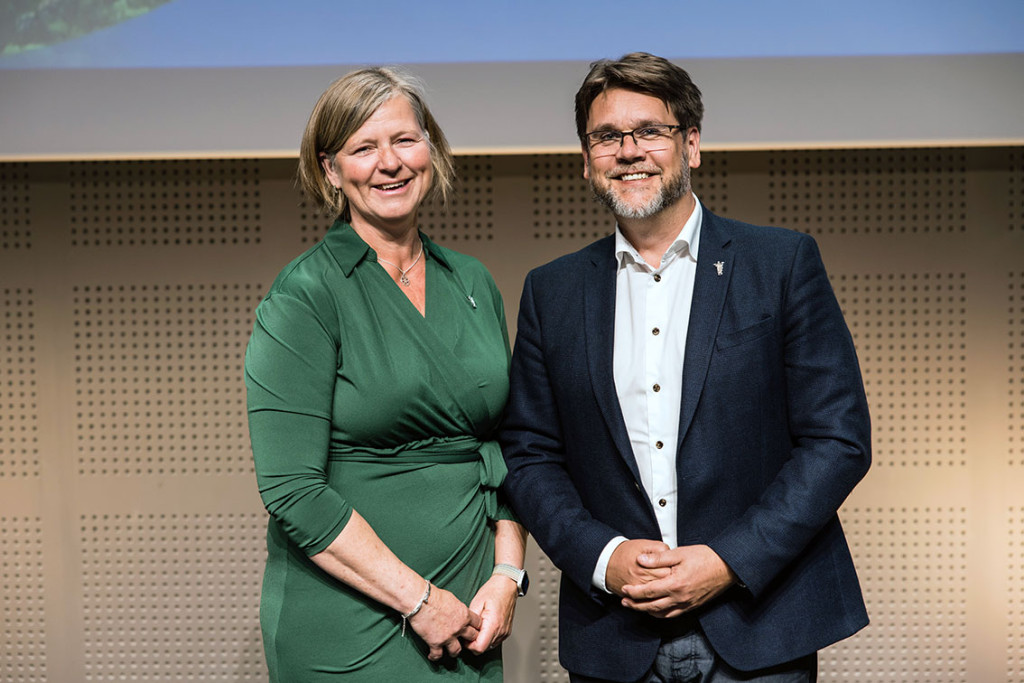 DELER UT PRIS: Lederprisen deles ut p&aring; Legeforeningens landsstyrem&oslash;te av president Anne-Karin Rime og visepresident Nils&hellip;