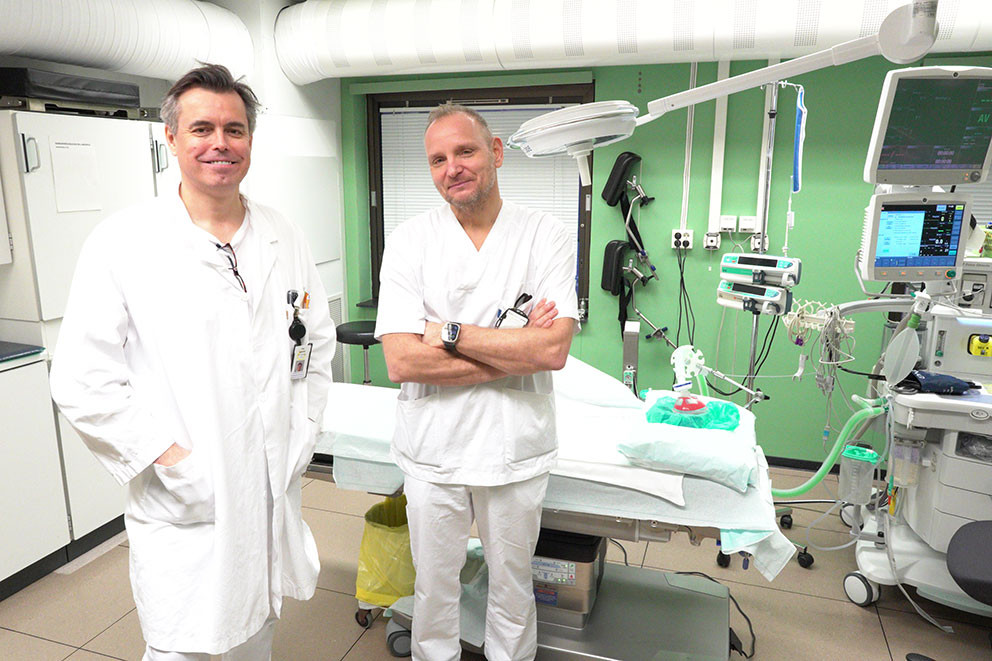 GODT TEAM: Uwe Agledahl og Christer Johansen p&aring; operasjonssalen i dagens sykehus. De har blitt lovet tredimensjonalt&hellip;