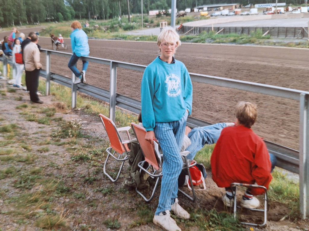 SPILLAVHENGIG: Allerede som barn ble Eirik Nordmo sv&aelig;rt trigget av spill. Her er et bilde av en ung Eirik ved travbanen der&hellip;