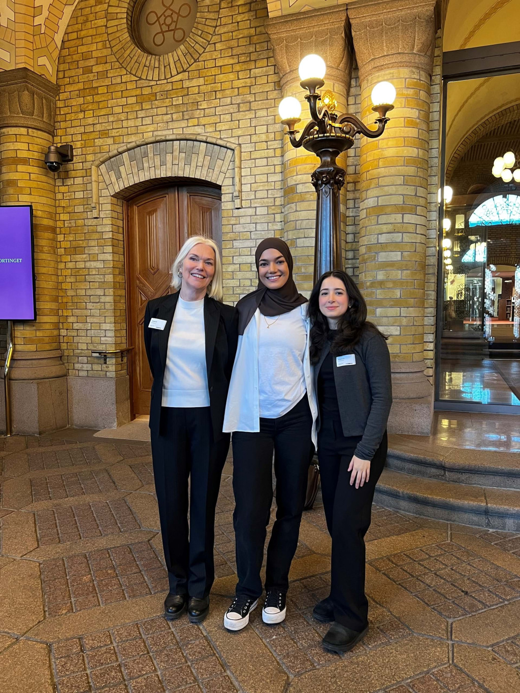 BES&Oslash;KTE STORTINGET: Seniorforsker ved Legeforskningsinstituttet, Berit Bringedal (f.v.), og forskerlinjestudentene Afaf Al&hellip;