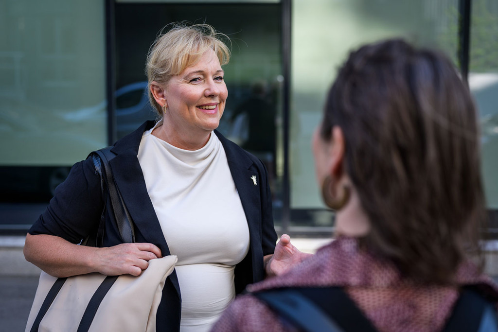 PRAT: Lederen for Norsk forening for allmennmedisin tar seg tid til alt fra prat til podkast. Foto: John Trygve Tollefsen