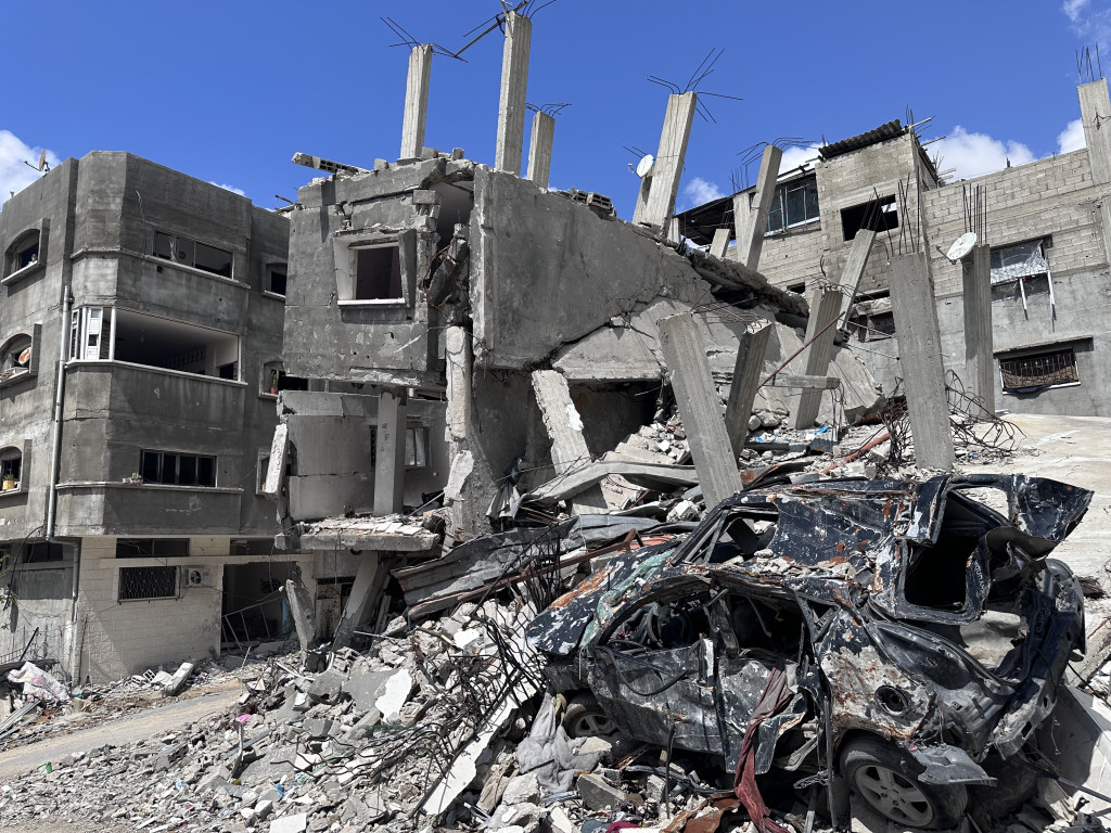 &ndash; Mer eller mindre hele Gaza er bombet. Det er ingenting som fungerer av infrastruktur. Veier og alt er &oslash;delagt. Foto: Geir&hellip;