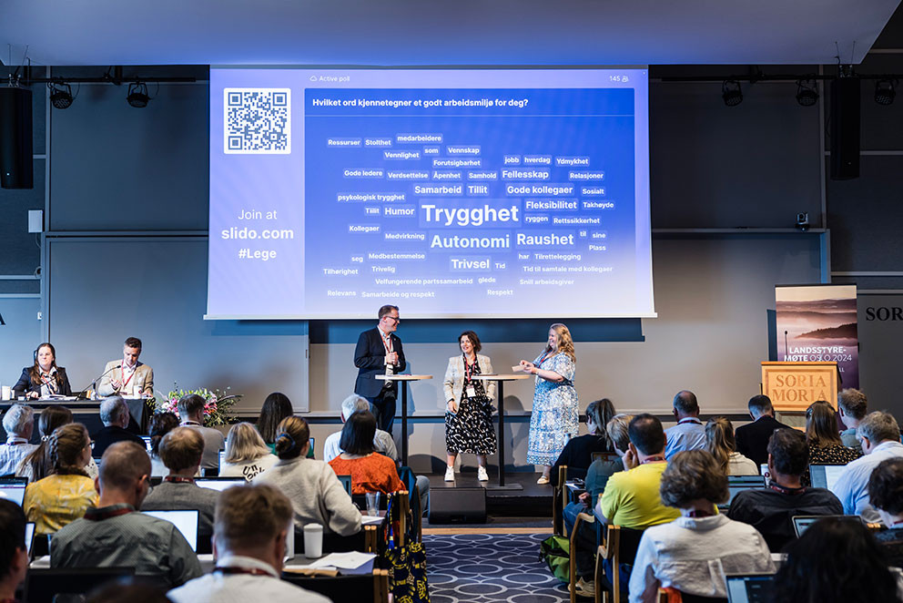 DISKUTERTE ARBEIDSMILJ&Oslash; OG LEGELIV: Fra venstre i panelet p&aring; scenen: Hans-Christian Myklestul, Marie Skontorp og Ingeborg&hellip;