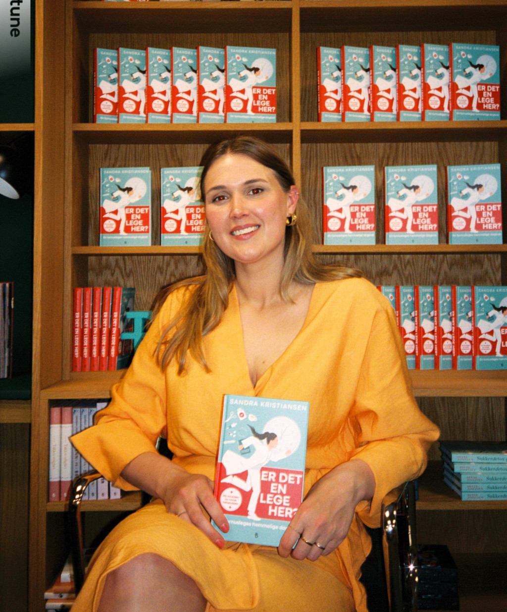 BOKSIGNERING: Sandra Marie Kristiansen p&aring; med boken &laquo;Er det en lege her? En turnusleges hemmelige dagbok&raquo;. Foto: Privat