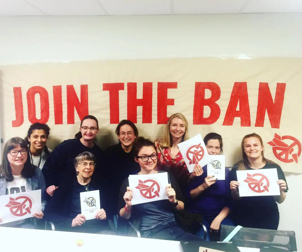 Foran Join the ban: Stolthet og glede for Saima Naz Akhtar (&oslash;verst til venstre) og arrangementskomiteen ved&hellip;