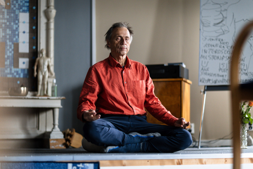 MEDITASJON: I 50&nbsp;&aring;r har Audun Myskja meditert hver dag. Foto: Jens Petter Larsen / Ferskvann Film