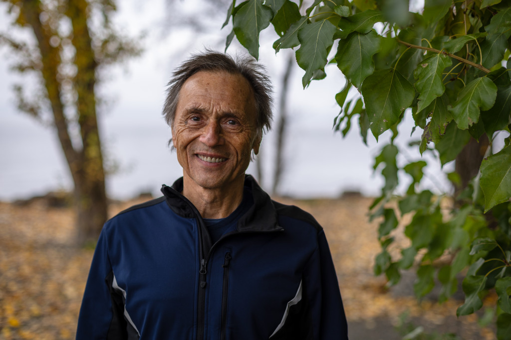 NATURGLAD: Under tr&aelig;rne rett ved Mj&oslash;sa er det fine plasser for &oslash;velser og meditasjon. Foto: Jens Petter Larsen / Ferskvann&hellip;