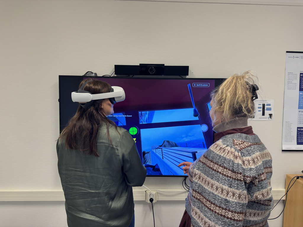 TESTER VR-TEKNOLOGIEN: Psykiater Silje Lovise Stokvik Fredriksen (til venstre) sammen med Ulrika Larsson. Foto: Annette&hellip;