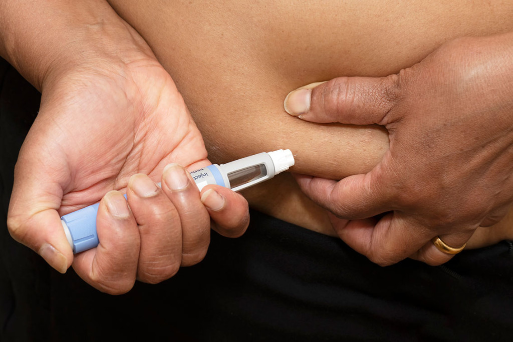 Kvinnelig pasient som bruker en ferdigfylt penn for &aring; injisere diabetesmedisinen semaglutid p&aring; seg selv. Illustrasjon:&hellip;