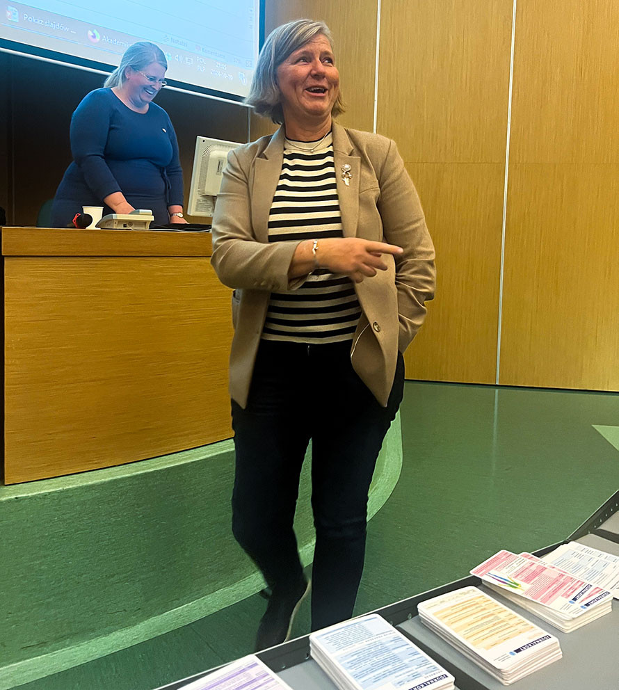 INNLEDET: President Anne-Karin Rime innledet under medlemsm&oslash;tene. Ylf-leder Ingeborg Henriksen i bakgrunnen. Foto: Andreas&hellip;