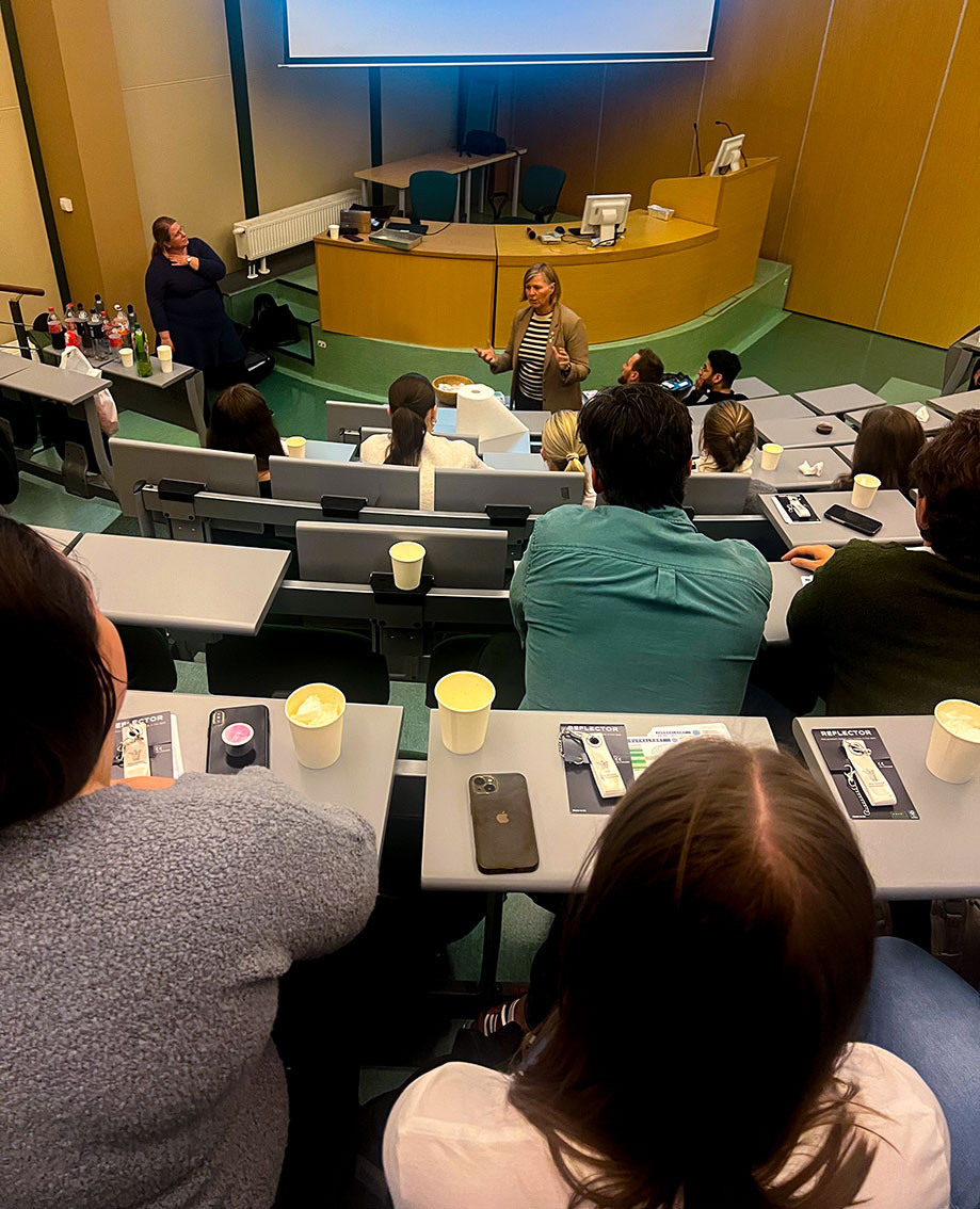 FREMTIDEN: Tilh&oslash;rerne fulgte godt med n&aring;r seniorlegene fortalte om sine erfaringer fra livet som lege. Foto: Andreas&hellip;