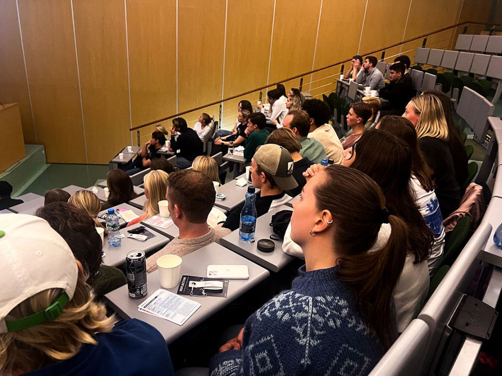 L&Oslash;YPEMELDING: Hva venter etter medisinstudiene? Mange i salen ville vite mer om hva som venter dem der fremme. Foto: Andreas&hellip;