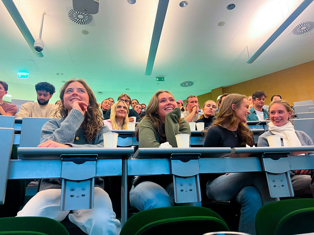 ENGASJEMENT: Det var utrolig stas &aring; m&oslash;te fremtidens leger. En meget engasjert gjeng! Foto: Andreas Haslegaard